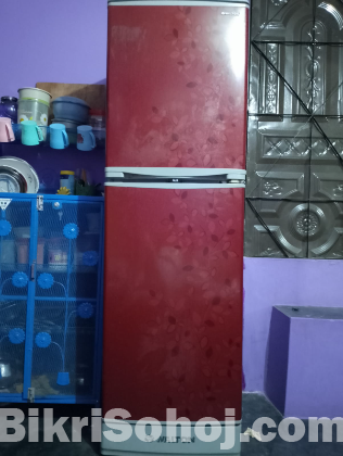 আর্জেন্ট ফ্রিজ বিক্রি করা হবে